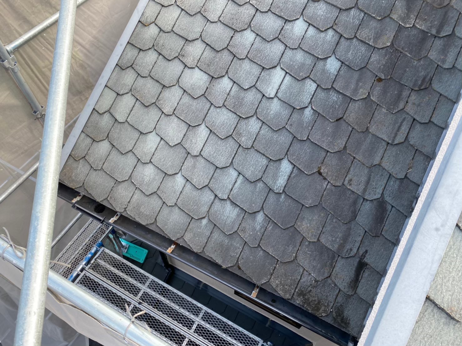 鱗スレートをカバー工法